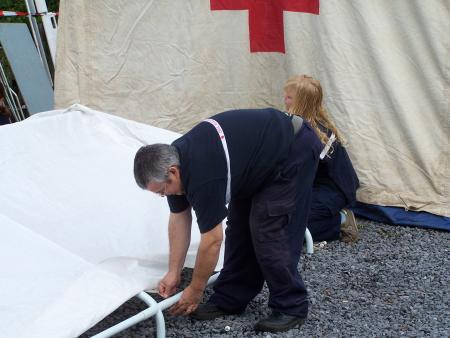 marcel monte une tonelle